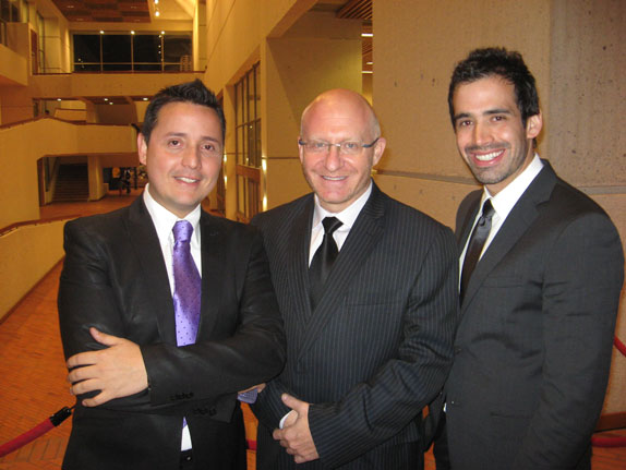 De izquierda a derecha: José Luis Bautista Santos con los empresarios Jack Goldstein y Daniel David