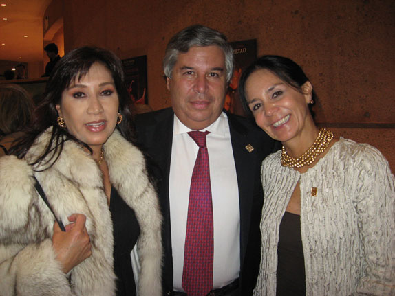 De izquierda a derecha: Claudia Delgado, Víctor G. Ricardo y Ana María Piñeros.