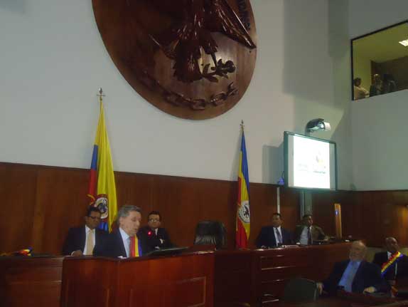 El periodistas Edgar Hozzman se dirige a los asistentes en la Asamblea de Cundinamarca