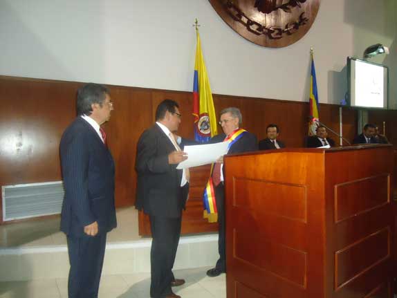 El periodista y escritor Edgar Hozzman, recibe el pergamino de honor en la Asamblea Departamental