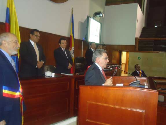 Antonio Pardo garcía escucha la alocución de Edgar Hozzman