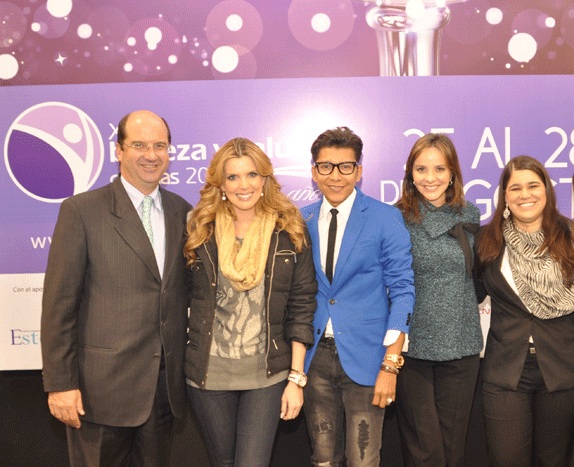 De izquierda a derecha: Roberto Vergara, Director Comercial y de Mercadeo de Corferias, la actriz Maritza Rodriguez, el diseñador Franklin Ramos, Giuliana Faccini, Jefe de Feria, Maria Andrea González, Gerente de Marca de Neutrogena.