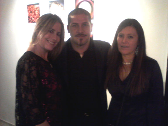 Roberto Cano en compañía de Martha González y Patricia Ramírez, propietarias y anfitrionas de Maya’s Coner Café.