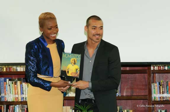 Belky Arizala entrega el galardón como Actor Revelación a Édgar Vittorino