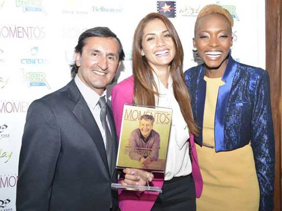 Germán Matamoros, las modelos Sonia y Belky Arizala con el galardón a Mejor Presentador de televisión otorgado a Hernán Orjuela.