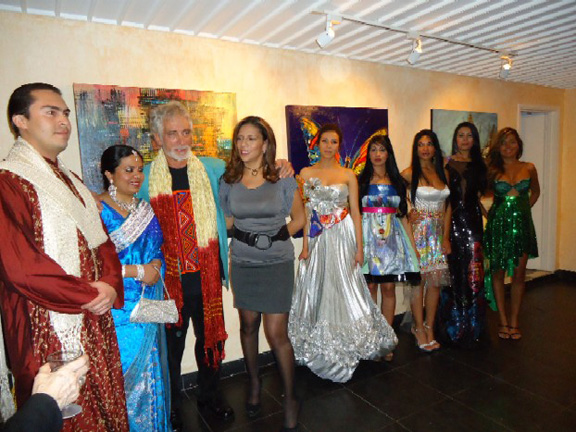 Germán Tessarolo, su esposa Vanesa, Anandita Basu, su esposo y otros asistentes a la exposición.