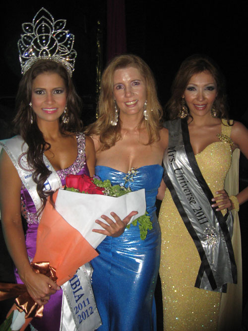 De izquierda a derecha: Layla Martínez, Señora Colombia 2012; la presentadora y periodista Lorena Petersson y la Virreina Universal Malka Devenish.