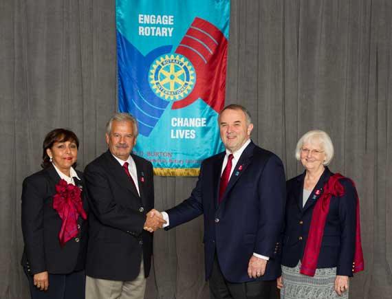 El Gobernador del Distrito, Pedro Mejía Sandoval, y su esposa María Teresa Guzmán Campo. Los acompañan el Presidente Mundial de Rotary Ron D. Burton y su esposa.