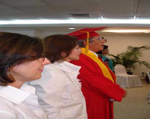 De derecha a izquierda, el Doctor Armel su esposa y Gloria Cecilia Palacios, momentos antes del grado.