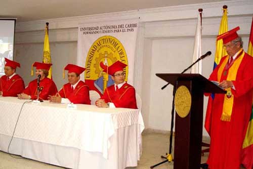 El DoctorArmel se dirige al cuerpo directivo de la Universidad y a los asistentes