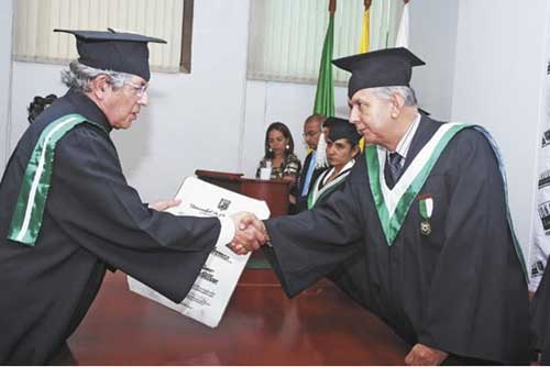 El Rector Delegatario Jaime Bejarano Alzate entrega 1 el titutulo de Doctor Honoris Causa en Derecho y Ciencias Politicas