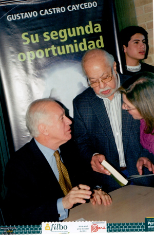 Carlos Muñoz y Gloria Cecilia Palacios, con el autor