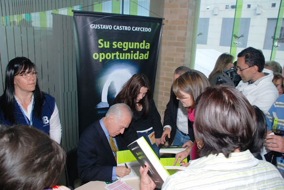 Castro Caycedo firmando libros