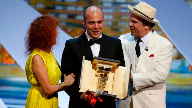 César Acevedo recibiendo en Cannes el premio Caméra d'Or (Cámara de Oro) a la Mejor Película de un director debutante en la sección La Semana de la Crítica. (Foto: archivo particular).