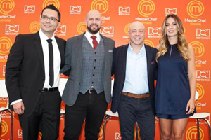 José Ramón Castillo, Nicolás De Zubiria y Jorge Rausch, conforman el Jurado de Master Chef Junior, con la presentadora Claudia Bahamón. (Foto: Prensa-Canal RCN).
