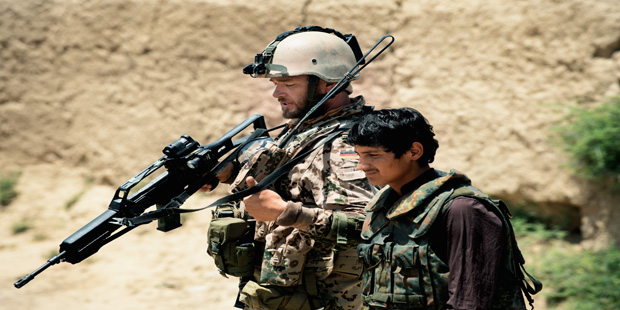 Tarik, un joven intérprete afgano y Jasper, un militar alemán, son los personajes sobre los cuales rueda la historia de la película Entre dos mundos. (Foto: Prensa-Cineplex)