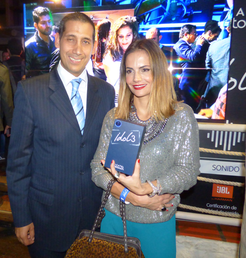 De izquierda a derecha: Eduardo Escovar, ContryManager de ALCATEL ONETOUCH Colombia y María José Martínez.