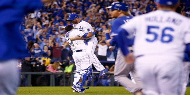 Wade Davis y Salvador Pérez celebran el campeonato de la Liga Americana. Foto: AFP (Tomada de www.elespectador.com)