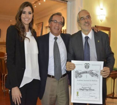 Paulina, Javier Leaño acompañaron a Rodolfo Vega el día de su exaltación. Foto revistaselheraldo.com