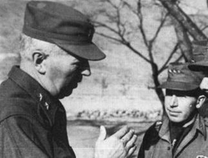 El Mayor General Clarke del ejército de EE.UU, y el por entonces Capitán Alvaro Valencia Tovar en la Guerra de Corea-