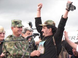 General Freddy Padilla de León y José Ricardo Marulanda, liberado por la Operación jaque. Foto Edward Calde, prensa CGFM