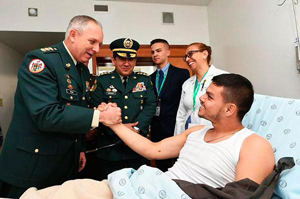Los comandantes del Ejército y de las Fuerzas Militares visitan al Subteniente Cristian Moscoso, secuestrado por las Farc