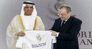 Florentino Pérez, presidente del Real Madrid con un jeque arabe