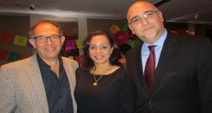 De izquierda a derecha: Mustafá Badawi, Nórida Rodríguez y Toto Vega.