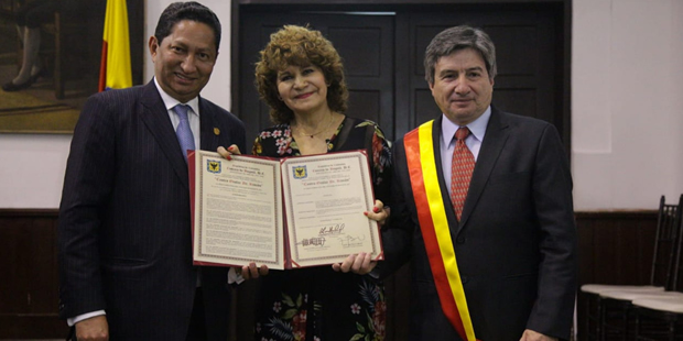 De izquierda a derecha: El Concejal Roger Carrillo Ocampo; Teresa Sánchez, gerente de la Clínica Centro Ocular Dr. Rincón, y Gilberto Castillo, Subgerente.