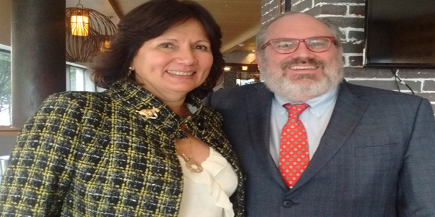 Clara Tirado Barvo, directora de Deluxe Reps en Colombia y Douglas De Rhodes, director Latin América de Uniworld. (Foto: VBM).