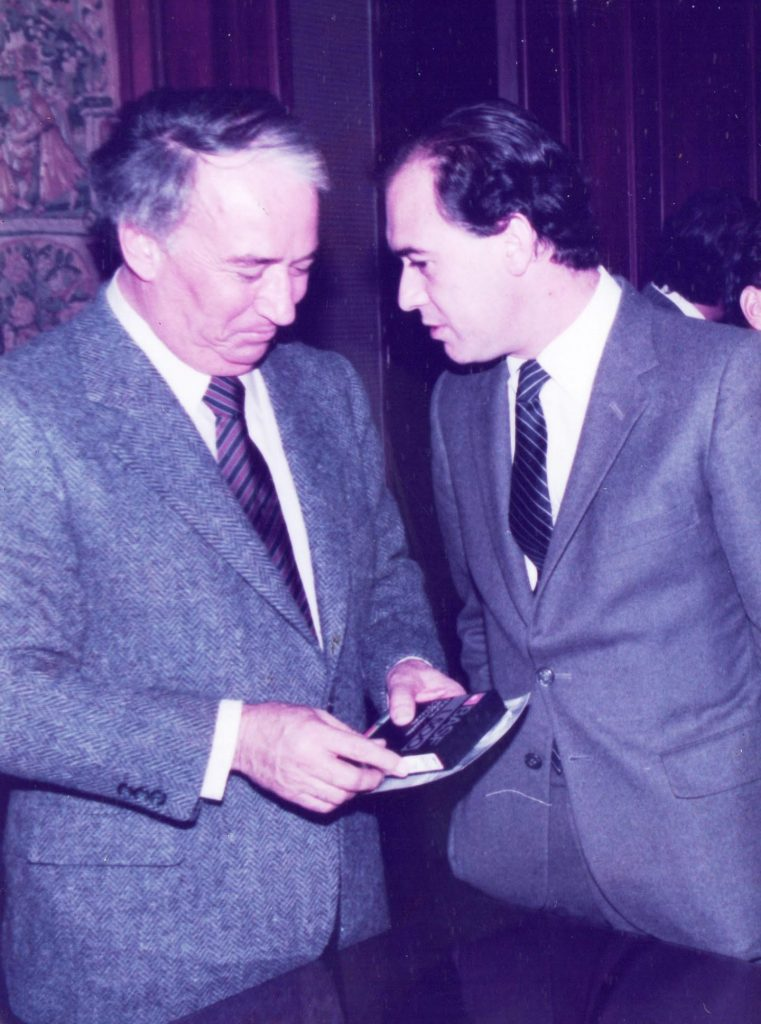 El presidente Belisario Betancur lo llevó a dirigir Inravisión, el máximo ente de la televisión en ese momento.