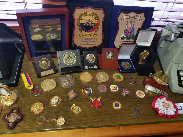 En su oficina de comunicaciones de Cafam no caben más premios, condecoraciones, diplomas, medallas, ni títulos. Los hay grandes, pequeños, con o sin banderas, en cajas o encima de un atril.
