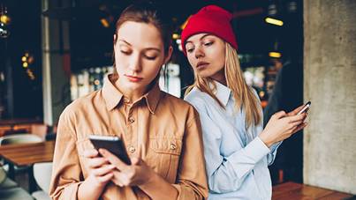 Cada vez que usamos el smartphone estamos expuestos a las miradas de las personas que están alrededor nuestro. (Foto: archivo particular).