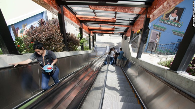 Comuna 13 de Medellín: Al menos cuatro mil personas –de las doce mil que viven en el barrio Independencias —se mueven cada día por estas escaleras con 12 tramos con una longitud de 384 metros que reemplazaron 350 escalones, equivalente a 24 pisos de altura. (Fotos: archivo particular).