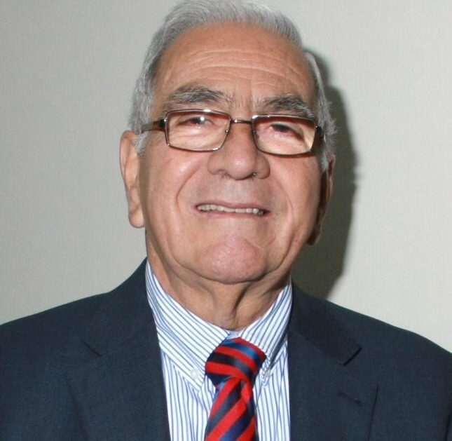 Javier Bna: Laborioso como pocos. Javier es un periodista total las 24 horas del día. Conoce buena parte de la historia del Siglo XX y vivió de primera instancia los grandes acontecimientos del país.