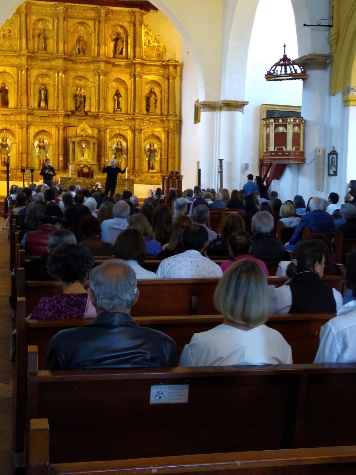 Iglesia Mayor: de Villa de Leyva: testimonio de asistencia y y acogida de los más de cinco mil visitantes al encuentro de histora.