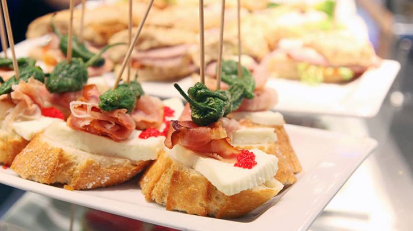 La variedad de tapas es infinita. Las hay con trozos de tortilla española, con queso manchego. Unos más son pinchos morunos, ensaladas de pimiento rojo, pedazos de pescado frito. Otras llevan pollo al ajillo, albóndigas, papas con picante, jamón serrano y aceitunas. (Foto: archivo-Saber Vivir).