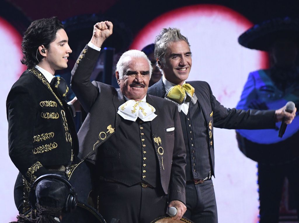 Vicente Fernández con su sangre generacional y artística: su hijo Alejandro y su nieto Alex, (foto: archivo-Infobae). Vicente Fernandez and Alejandro Fernández perform during the 20th Annual Latin Grammy Awards in Las Vegas, Nevada, on November 14, 2019. (Photo by VALERIE MACON / AFP)