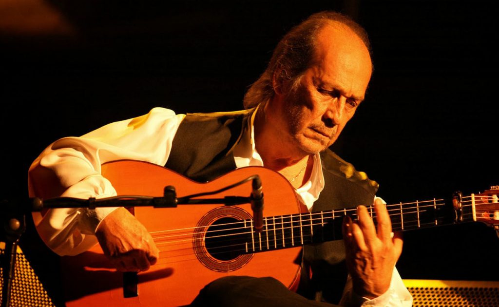Muere el que es considerado como uno de los mejores guitarristas del mundo; el virtuoso músico que tuvo el mérito de modernizar el flamenco y llevarlo a la escena internacional con su rasgueo magistral. Paco de Lucía nació en Algeciras. Francisco Sánchez Gómes era su nombre y apellidos; el segundo apellido con "ese", era portugués, pues esa era la nacionalidad de su madre, Luzía, así escrito en luso, quien luego inspiró su nombre artístico.